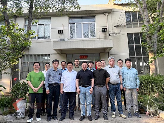 中石化石科院院長(zhǎng)李明豐率隊(duì)蒞臨康發(fā)雙螺桿造粒機(jī)調(diào)研廢塑料循環(huán)利用項(xiàng)目