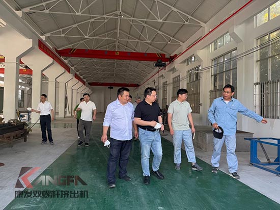 中石化石科院院長(zhǎng)李明豐率隊(duì)蒞臨康發(fā)雙螺桿造粒機(jī)調(diào)研廢塑料循環(huán)利用項(xiàng)目