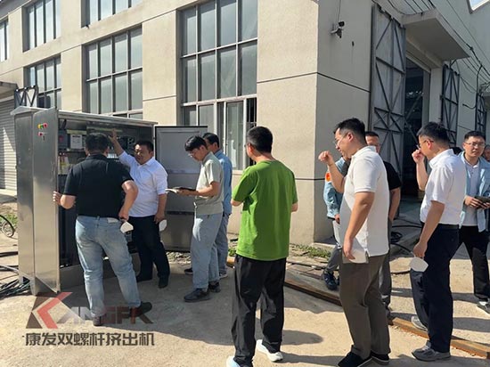 中石化石科院院長(zhǎng)李明豐率隊(duì)蒞臨康發(fā)雙螺桿造粒機(jī)調(diào)研廢塑料循環(huán)利用項(xiàng)目