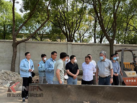 中石化石科院院長(zhǎng)李明豐率隊(duì)蒞臨康發(fā)雙螺桿造粒機(jī)調(diào)研廢塑料循環(huán)利用項(xiàng)目